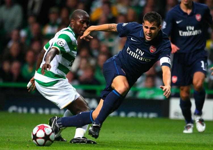 Celtics Danny N'Guano (tv) og Arsenals Cesc Febregas kæmper om bolden i en hårdt spillet kamp mellem de to britiske hold. 