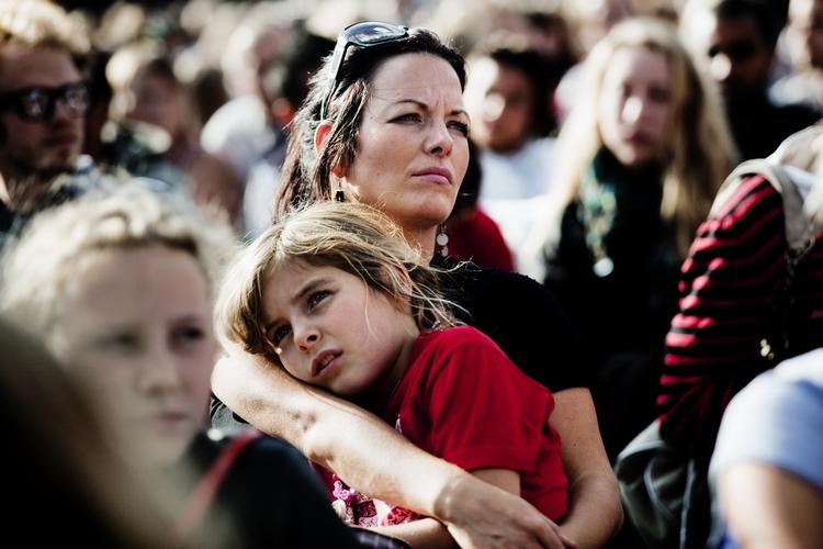 Tusindvis af mennesker - i alle aldre - var mødt op på Rådhuspladsen til støtte for de afviste irakiske asylansøgere. 