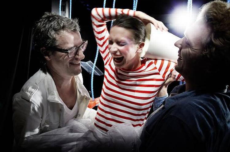 Musiker Kasper Winding (tv.) og projektleder Kristian Nyholm prøver at få skuespiller Emma Leth ud på gyngende grund i en af de fem nye, eksperimenterende kortfilm til Århus Festuge. Foto: Kåre Viemose
