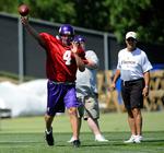 Brett Favre skal have 12 mio. dollar for denne og 13 mio. for næste sæson på den betingelse, at han er i truppen til sæsonens første kamp. 