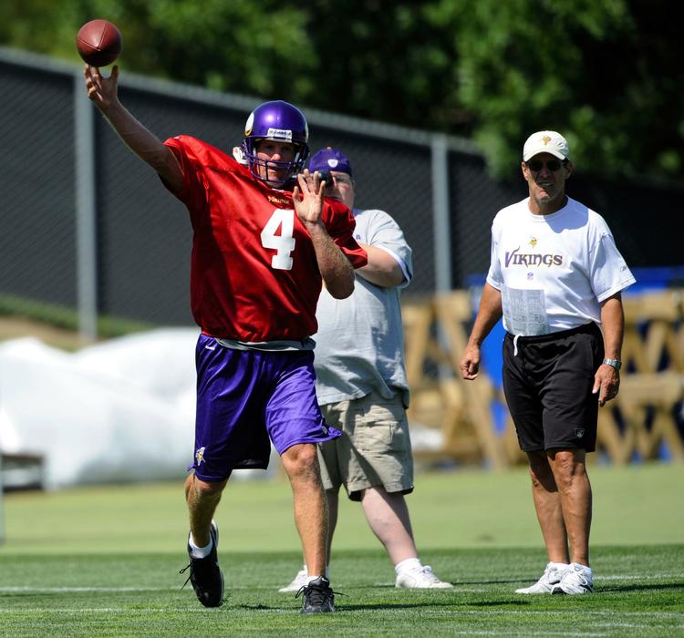 Brett Favre skal have 12 mio. dollar for denne og 13 mio. for næste sæson på den betingelse, at han er i truppen til sæsonens første kamp. 