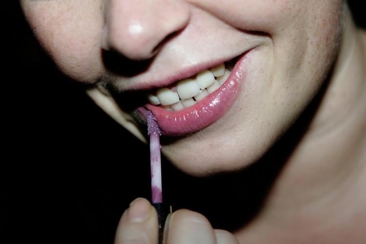Lip gloss og andre kosmetikprodukter kan indeholde stoffer, der gør dig resistent over for antibiotika. Arkivfoto. 