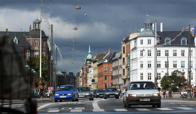 Nørrebrogade ved indkørselen til 'Dardanellerne' - de to hjørnebygninger ved dosseringen - inden trafikomlægningen. Arkivfoto. 