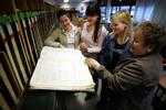 Den digitale tinglysning er kommet nogenlunde fra start. Her er det kontorfuldmægtig Jane Vestergaard, overassisstent Linda Holdensgaard og kontorfuldmægtig Pernille Steffen og Lissi Markussen med de gamle protokoller... 