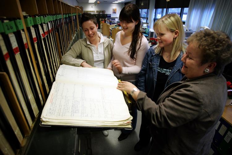 Den digitale tinglysning er kommet nogenlunde fra start. Her er det kontorfuldmægtig Jane Vestergaard, overassisstent Linda Holdensgaard og kontorfuldmægtig Pernille Steffen og Lissi Markussen med de gamle protokoller... 