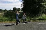 De holder øje med, hvornår politiet kører irakerne til lufthavnen. To hold frivillige fra organisationen Kirkeasyl sidder vagt foran Ellebæk-fængslet ved Sandholmlejren i Nordsjælland, hvor de afviste irakiske asylansøgere er anbragt. 