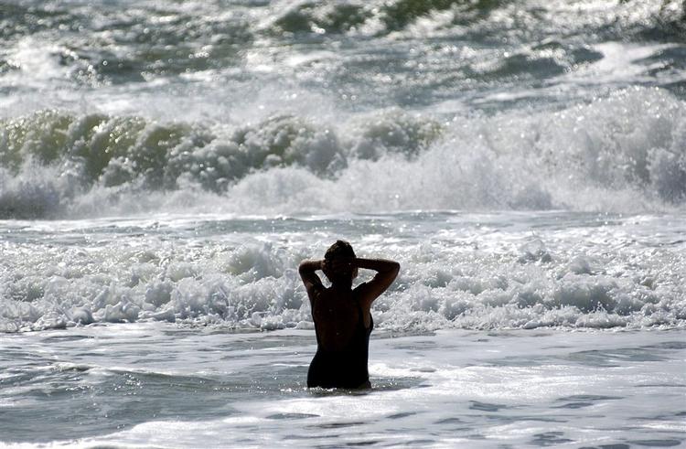 Det varmere klima med højere vandtemperaturer kan meget vel komme til at koste flere drukneulykker ved badestrandene. 