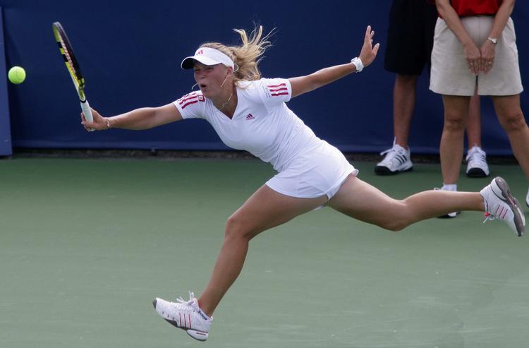 Caroline Wozniacki spillede sig videre til tredje runde i Cincinnati efter en hård tre sæts sejr. 