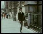 Selv om kun fem af de seks originale medlemmer af Monty Python er i live, vil alle seks tilsyneladende være at finde i New York den 15. oktober. Her er det John Cleese, der praktiserer sine gakkede gangarter. Skærmdump fra YouTube. 