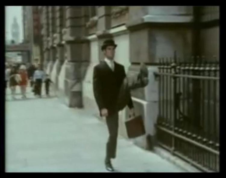 Selv om kun fem af de seks originale medlemmer af Monty Python er i live, vil alle seks tilsyneladende være at finde i New York den 15. oktober. Her er det John Cleese, der praktiserer sine gakkede gangarter. Skærmdump fra YouTube. 