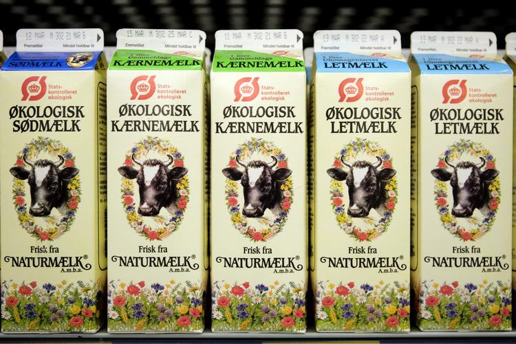 Økologisk mælk er blevet for billig i butikkerne mener de økologiske landmænd. Derfor deler de gratis mælk ud i dag for at få forbrugerne i tale. 