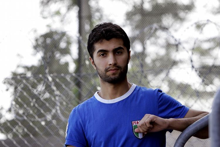 Den 23-årige afviste iraker Shalaw Jaza sidder arresteret i det lukkede fængsel Ellebæk ved Sandholm-lejren. Han overvejer at nægte at tale med den irakiske delegation.»Jeg ved ikke hvorfor, jeg skal tale med dem. Jeg stoler ikke på dem«, siger den irakiske asylansøger. 