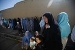 Afghanske kvinder i kø foran et valgsted torsdag morgen. 