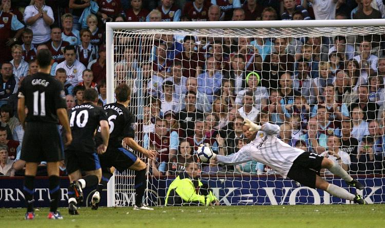 En straffesparksredning fra Burnleys danske keeper, Brian Jensen, sikrede oprykkerne sæsonens første point i Premier League. 