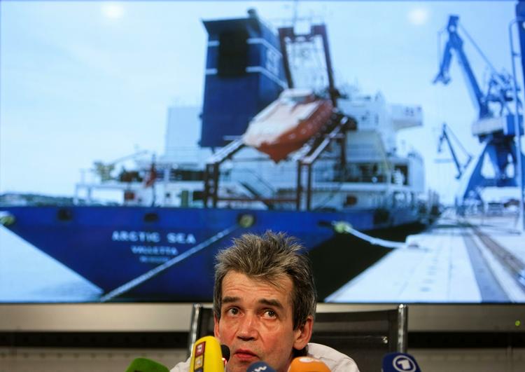 Den mystiske forsvinden har fået medier over hele verden til at fundere over, hvad der skete med Arctic Sea. Her er det sikkerhedsrådgiver Mikhail Voitenko som på et pressemøde i tirsdags i Moskva beskrev kapringen som helt ud over det sædvanlige. 