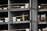 Danskerne skal blive længere tid på arbejdsmarkedet og flere skal i arbejde, mener Arbejdsmarkedskommissionen. 