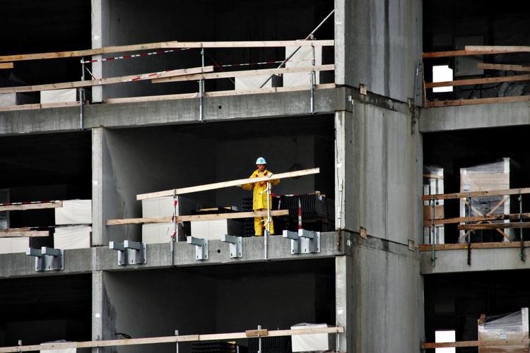 Danskerne skal blive længere tid på arbejdsmarkedet og flere skal i arbejde, mener Arbejdsmarkedskommissionen. 