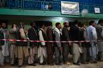 Afghanske vælgere i kø foran valgstedet i en moské i Kabul. 