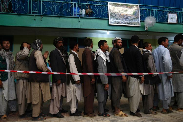 Afghanske vælgere i kø foran valgstedet i en moské i Kabul. 