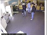 Bankrøverne var forklædt med parykker og hatte. Politiet formoder forklædningen var købt i Århus. 