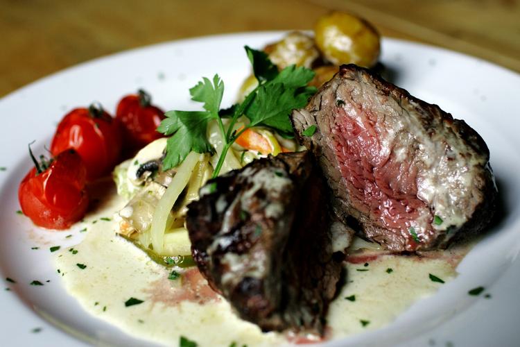 Oksemørbrad, som her på billedet, er en af de dyre råvarer, som er på vej ud af restauranterne på grund af manglende købekraft hos kunderne. 