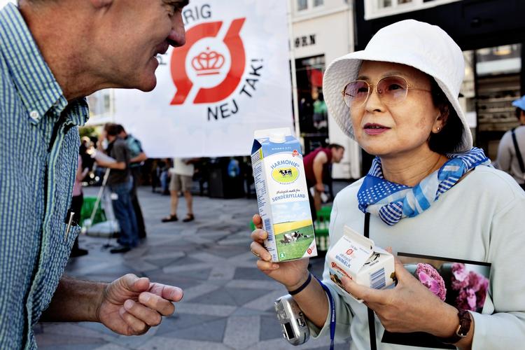 Økologerne gik torsdag på gaden og uddelte gratis mælk for at gøre opmærksomme på, at den lave pris for økologisk mælk er skadelig for branchen på længere sigt. 