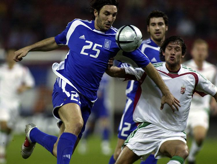 Sotiris Kyrgiakos i den græske nationaldragt i en kamp mod Ungarn. Arkivfoto. 