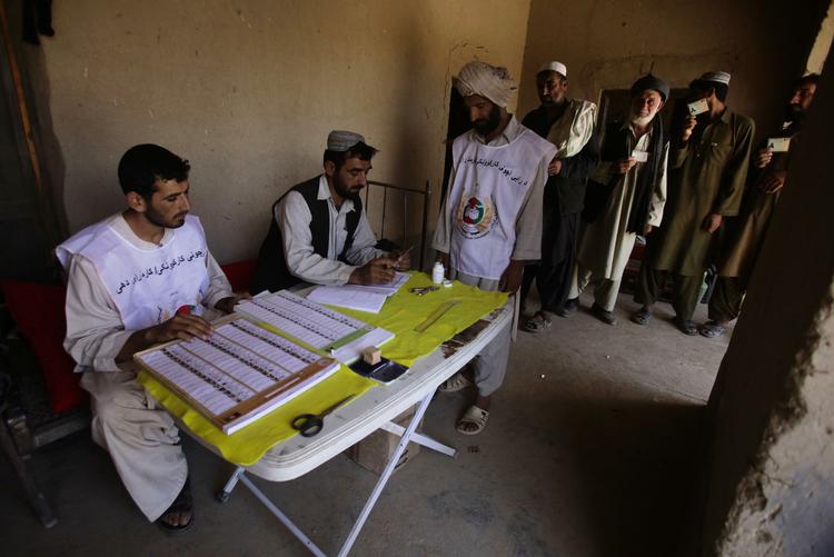 Valgarbejdere i landsbyen Dahaneh i Afghanistans sydlige Helmand-provins lukkede vælgerne ind i hold af sikkerhedsmæssige årsager. 