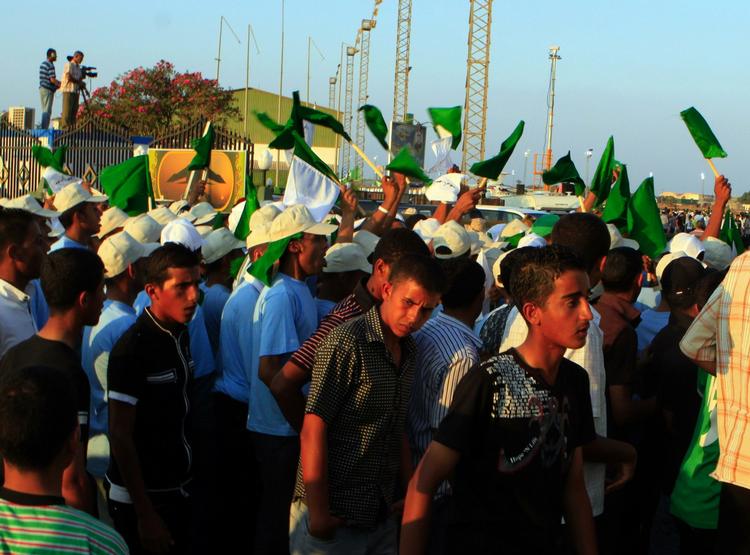 Feststemte libyere i tusindvis og et massivt presseopbud venter på Abdel Baset al-Megrahi i Tripolis lufthavn. 