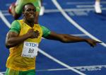 Usain Bolt fejrer allerede kort efter passagen af målstregen sin nye verdensrekord og guldet på 200 meter. 
