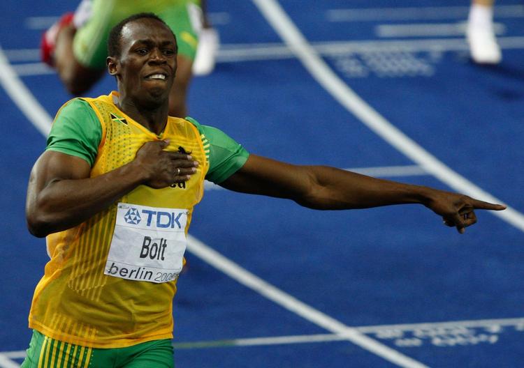 Usain Bolt fejrer allerede kort efter passagen af målstregen sin nye verdensrekord og guldet på 200 meter. 