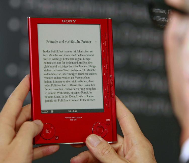 Danskerne må indtil videre kigge langt efter Dan Brown i elektronisk format. Men i USA vil læserne kunne downloade bogen til Sony Reader eller Amazons Kindle, når den udkommer i september. Foto: AP 