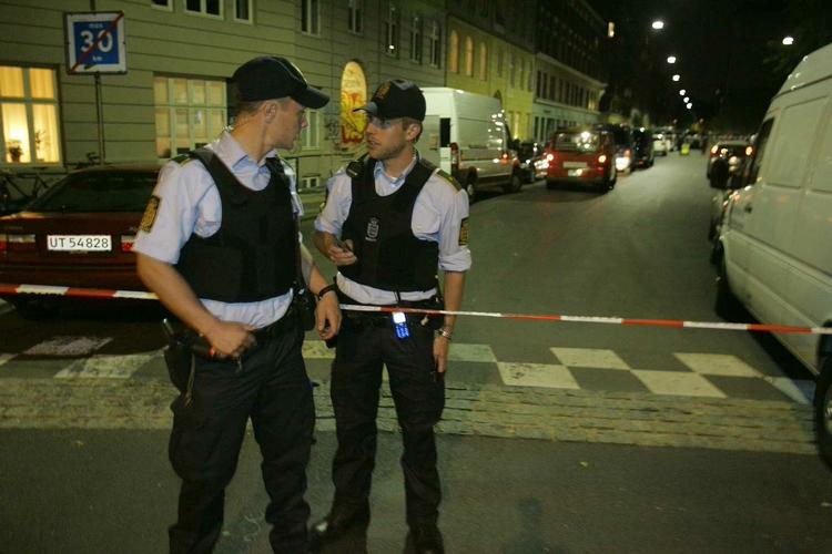 Betjente på gerningsstedet. En betjent blev ramt og såret af skud, og yderligere to betjente kan være blevet ramt. 