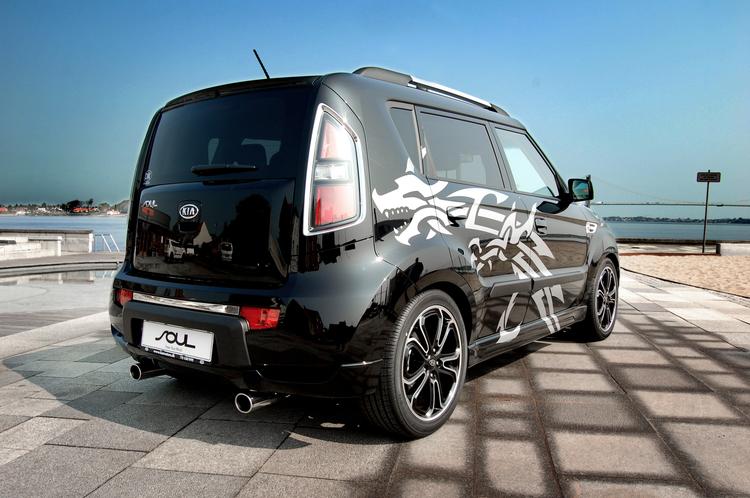 Kia Soul i fuld mundering. Denne designpakke kaldes 'Gangster'. Og der er endnu flere muligheder for at udstyre bilen med pyntegrej. 