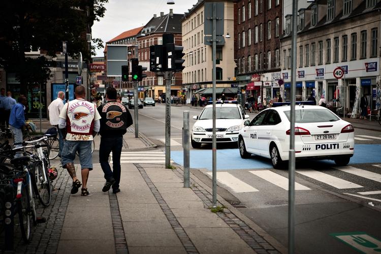 Politiet følger Hells Angels-rockere under spadseretur på Nørrebro. Arkivfoto. 