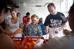 Sidste år brødfødte Fair Fælled over 4.000 mennesker i det store Fair Folkekøkken. I år vil kokkene Nikolaj Kirk (til højre på billedet) og Mikkel Maarbjerg give 6.000 sultne festivaldeltagere et godt måltid mad. De har fået hjælp af en hær af frivillige til at fremtrylle en overdådig menu til 45 kroner. Desuden kan besøgende bl.a. smage kaffe brygget af nogle af Danmarks bedste baristaer. 