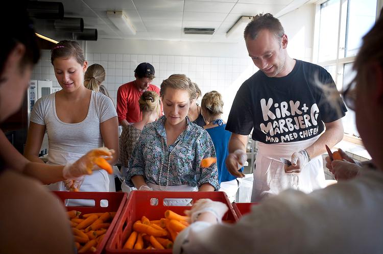 Sidste år brødfødte Fair Fælled over 4.000 mennesker i det store Fair Folkekøkken. I år vil kokkene Nikolaj Kirk (til højre på billedet) og Mikkel Maarbjerg give 6.000 sultne festivaldeltagere et godt måltid mad. De har fået hjælp af en hær af frivillige til at fremtrylle en overdådig menu til 45 kroner. Desuden kan besøgende bl.a. smage kaffe brygget af nogle af Danmarks bedste baristaer. 