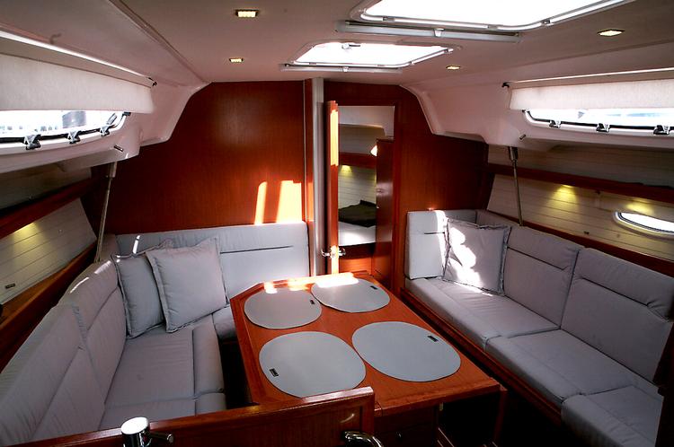 Båden er udstyret med syv sovepladser, da der er to agterkahytter. Til båden kan købes et stort cockpittelt, der var sat på tursejleren under udstillingen. Prisen for en Bavaria Cruiser er 704.500 kroner. 