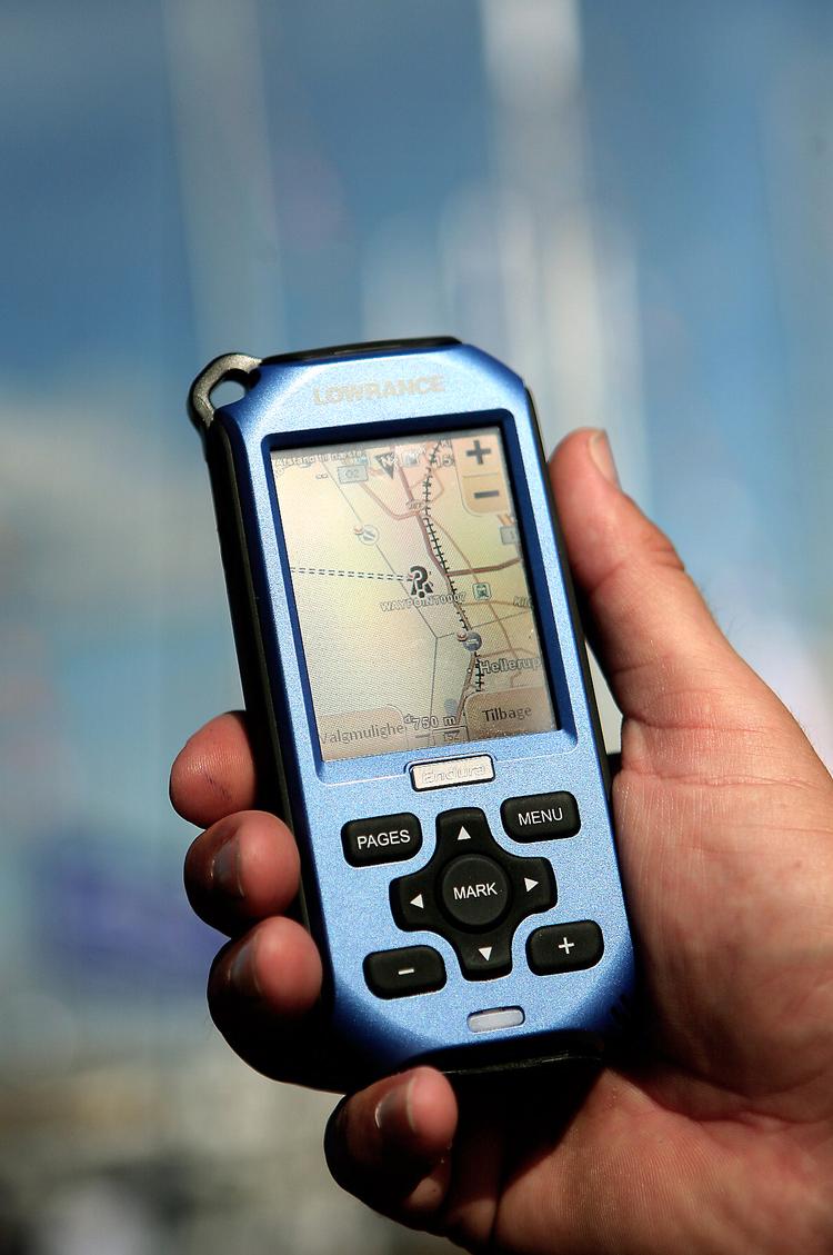 Den håndholdte sag har endvidere et elektronisk kompas, MP3-afspiller og kan vise filmklip. 