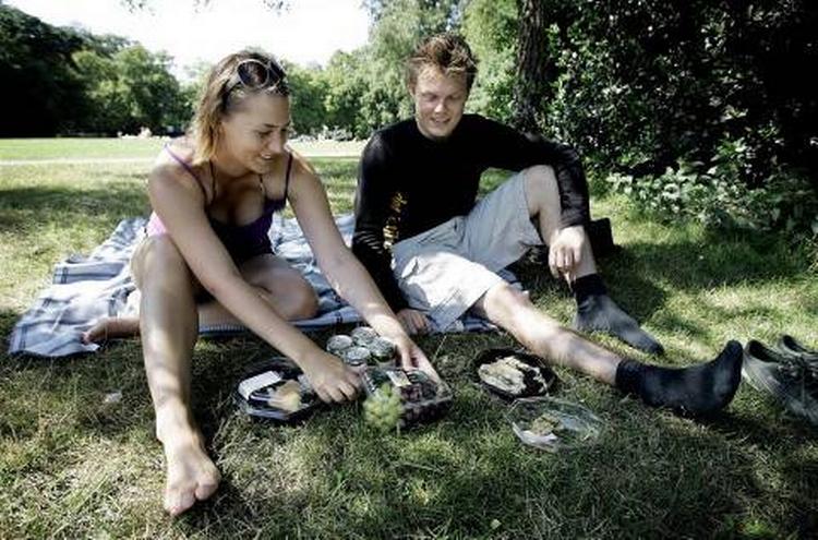 Lærke Smedegaard, 24 år, stud.med. og fra Østerbro, har valgt en sandwich med kylling og bacon, mens hendes ven Michael Arvedsen, 23 år, kaster sig over en sandwich med roastbeef, remoulade og ristede løg. 