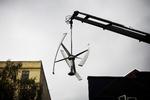 Den første bymølle bliver løftet på plads. 