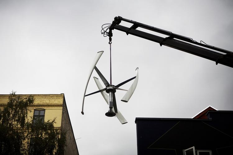 Den første bymølle bliver løftet på plads. 