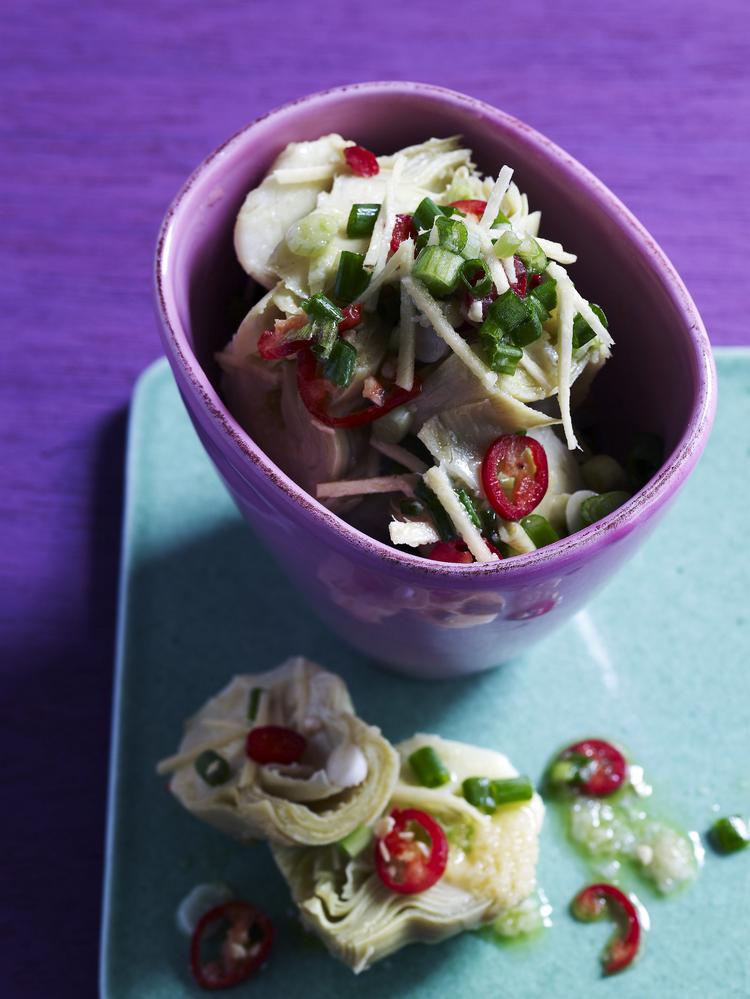 Køb et godt glas artiskokhjerter eller køb hellere nogle stykker, så du altid har et ekstra glas på lager, hvis der skulle komme uventede gæster. Brug dem i denne superenkle, friske salat med chili og citrus-ingefærdressing, der er god enten som tilbehør eller forret. 