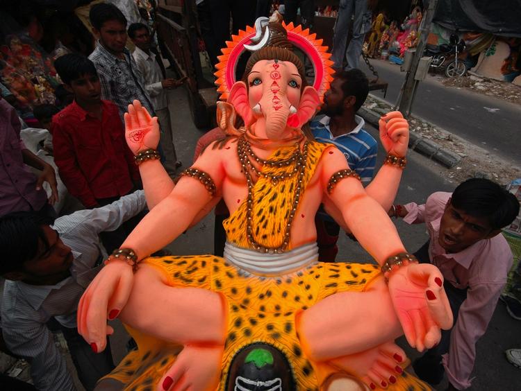 Netop nu er der festival for hinduguden Ganesh i Indien. Her læsses en Ganesh-figur - med det karakteristiske elefanthoved - op på ladet af en varevogn i byen Ahmadabad. 