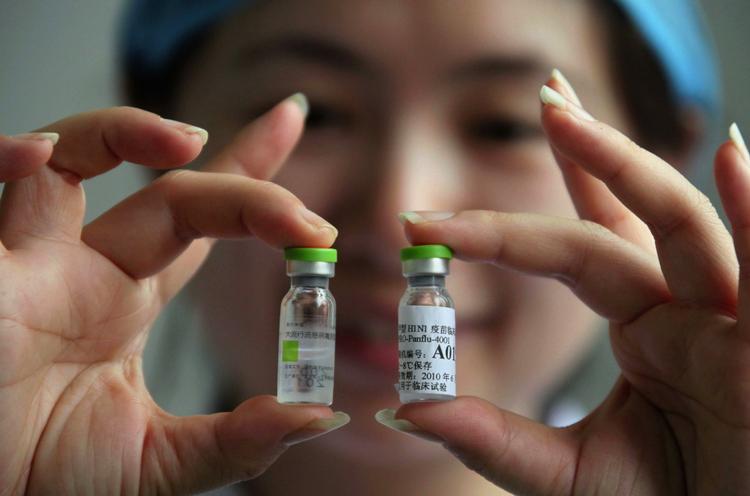 Mens svineinfluenza for første gang har inficeret fugle, er arbejdet med at udvikle en vaccine mod virusset på sit højdepunkt. Her præsenteres en ny kinesisk vaccine, der nu skal testes på mennesker. 