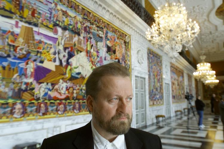 Billedhugger Bjørn Nørgaard får ros for sin berømte hesteslagtning, men hug for sit senere arbejde for kongehuset. 