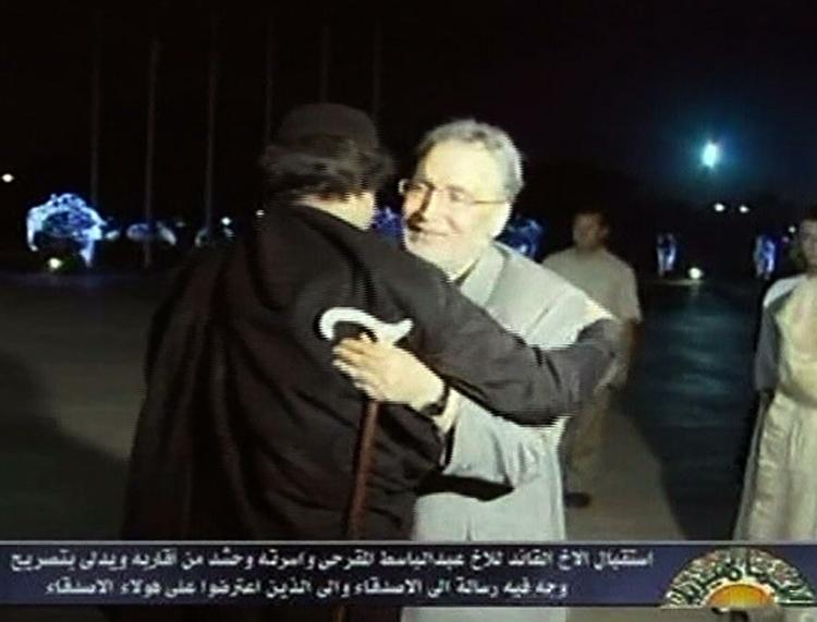 Velkommen hjem! Moammar Gaddafi (t.v.) tager imod al-Megrahi. Billedet stammer fra libysk fjernsyn. 