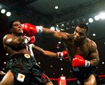 Ikke mange boksere kunne modstå Mike Tysons højre, så længe han var på toppen. Heller ikke Trevor Berbick, som det her går ud over, da Tyson i 1986 vinder verdensmesterskabet. Foto: Douglas C. Pizac/AP 