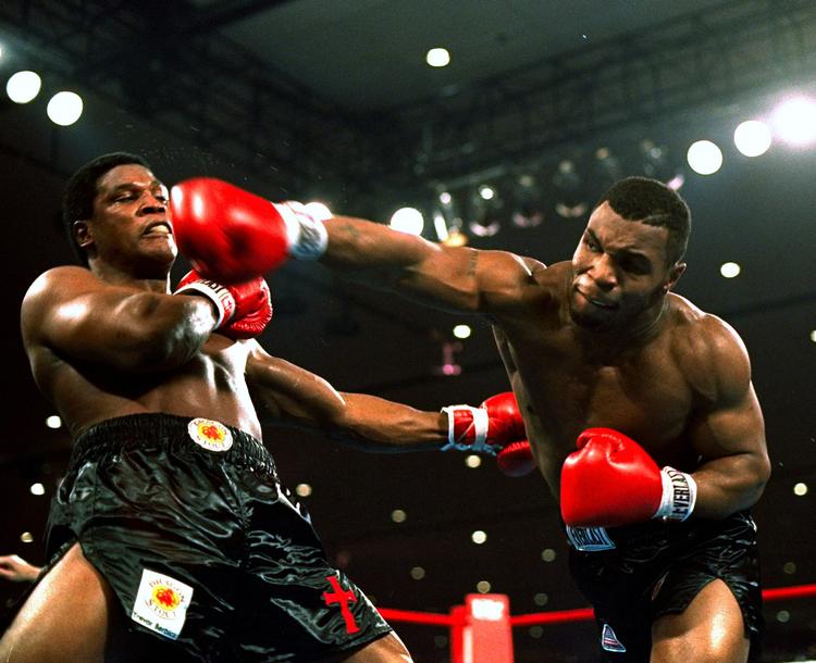Ikke mange boksere kunne modstå Mike Tysons højre, så længe han var på toppen. Heller ikke Trevor Berbick, som det her går ud over, da Tyson i 1986 vinder verdensmesterskabet. Foto: Douglas C. Pizac/AP 