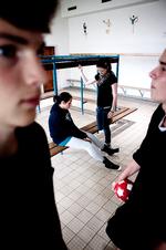 Omklædningsrummet er et klassisk mobbested. »Men vi er altså blevet for gamle til at gå op i andres hår på pikken«, siger Mads, 14 år (th.). 